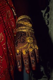 Archipel-des-Comores;-Bijoux;-Décoration-corporelle;-France;-Henné;-Kaleidos;-Kaleidos-images;-La-parole-à-limage;-Laurent-Abad;-Main;-Mariage;-Mayotte;-Océan-Indien;-Or;-Stories-Pictures;-Tradition